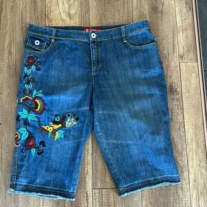 Fishing Floral Embroidered bermuda